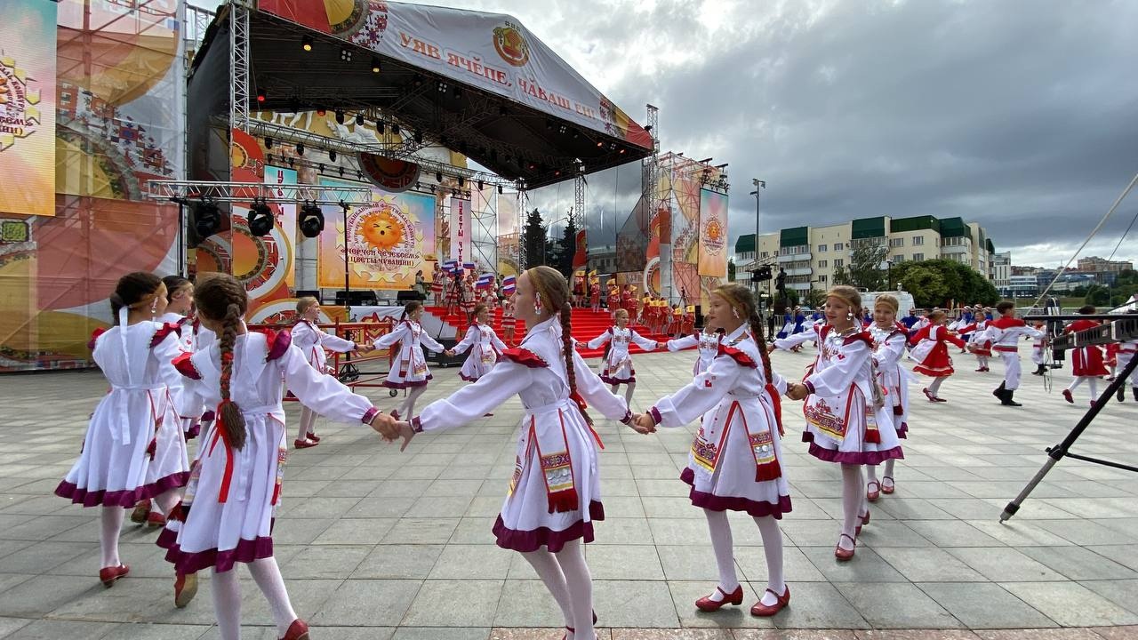 ЦЕНТР НАРОДНОГО ТВОРЧЕСТВА | В День Республики на Красной площади Чебоксар  состоялся гала-концерт победителей фестиваля – конкурса «Черчен чечексем»  (Цветы Чувашии)